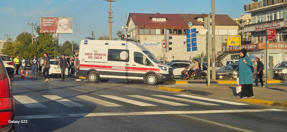 Hendek’te, otomobilin çarptığı genç motosiklet sürücüsü yaralandı
