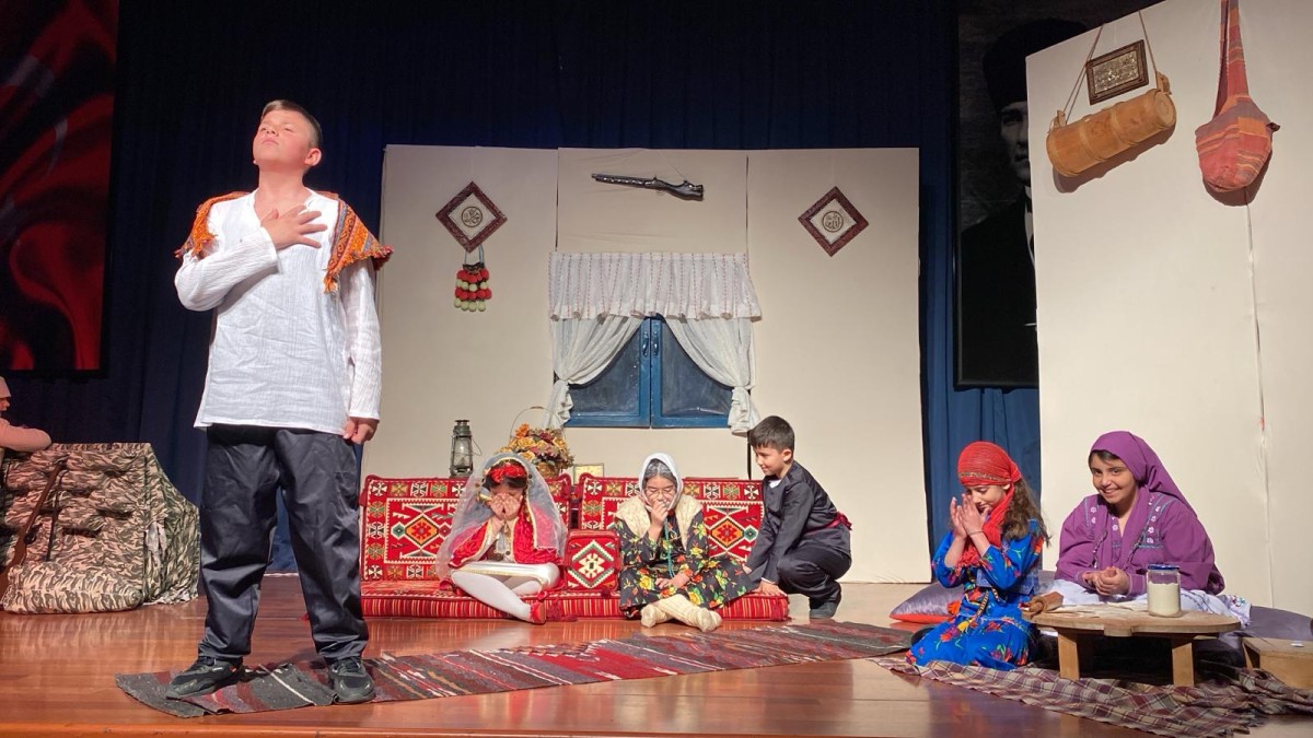 Çanakkale'de Bir Ali adlı tiyatro, minik çocukların başarılı perfonmanslarıyla coşkuyla sergilendi