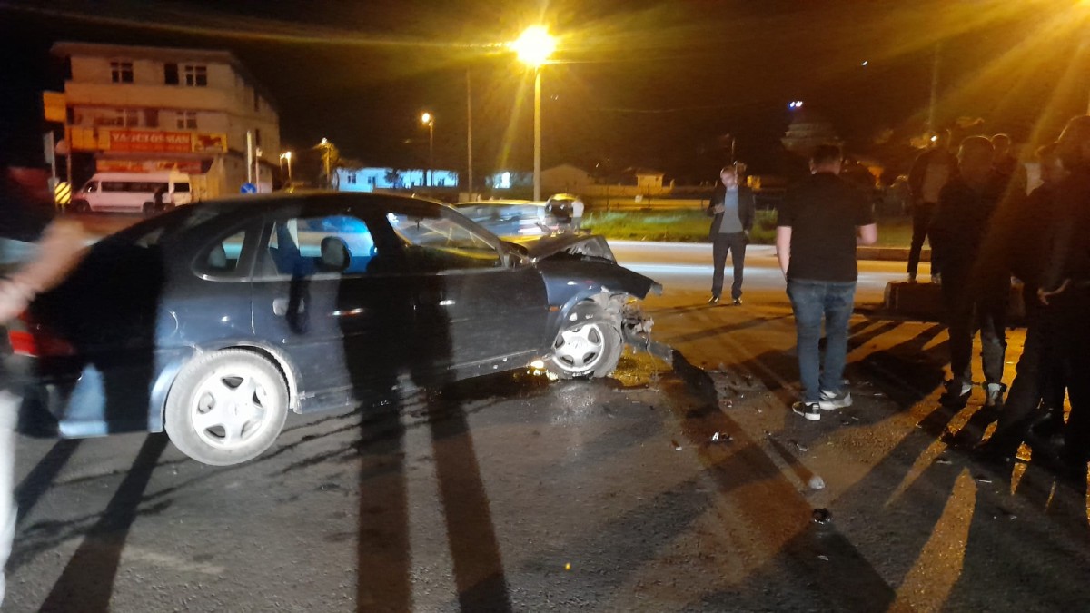 Hendek’te kaza: İki otomobil çarpıştı