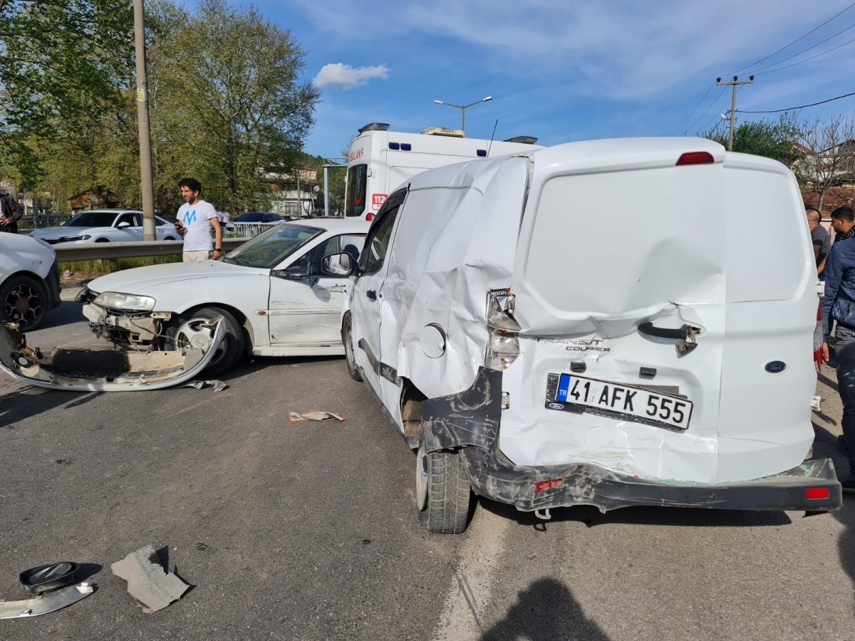 Hendek'te trafik kazası: 4 kişi yaralandı