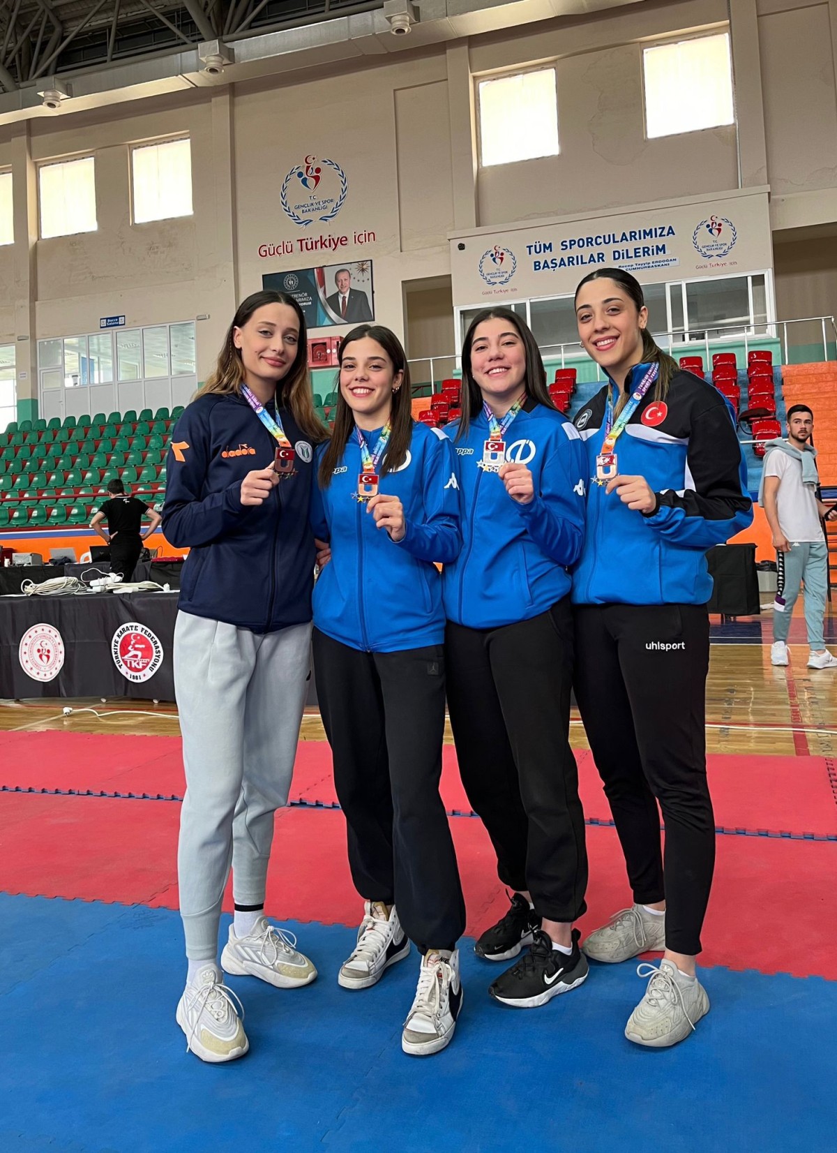 Hendek Belediyesi Karate Takımı Sporcuları madalyaları topladı