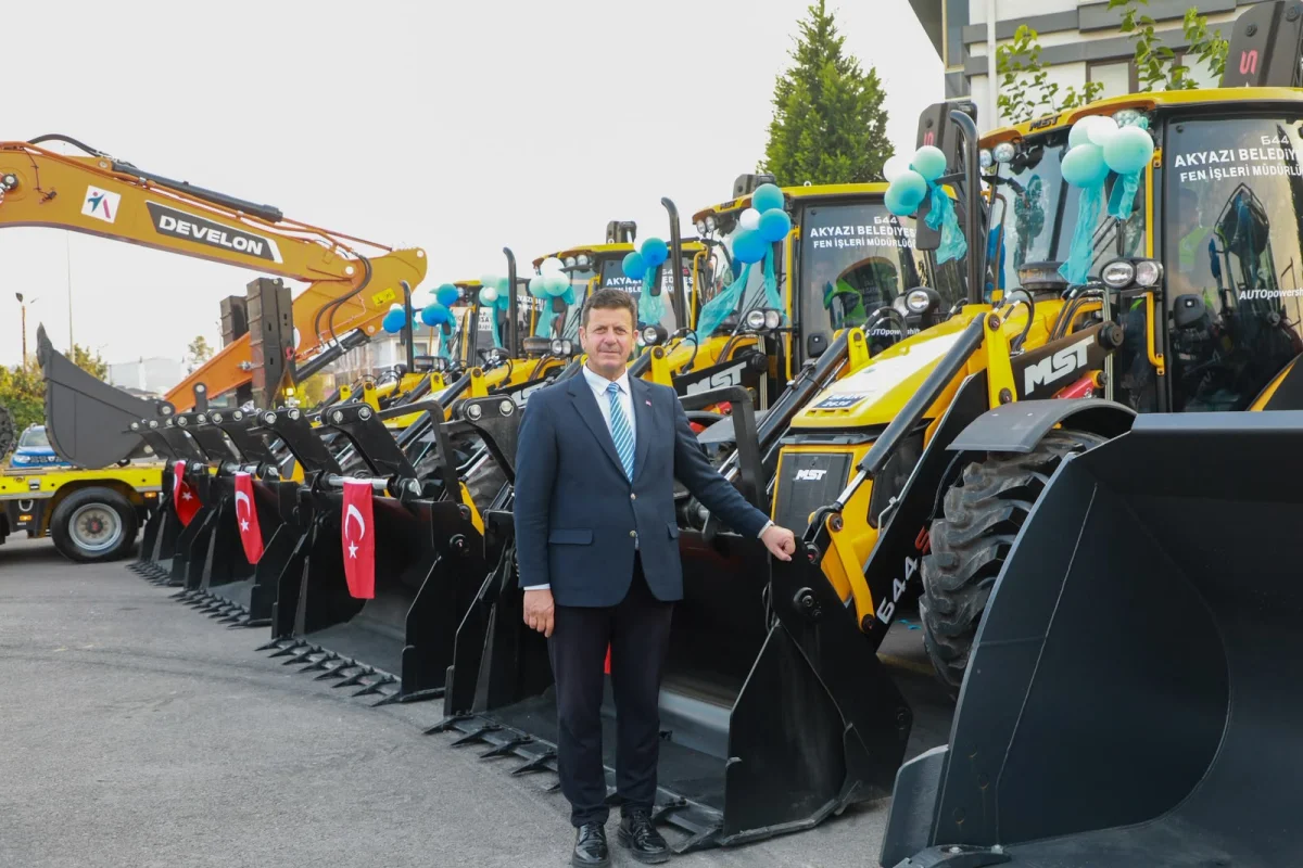Akyazı Belediyesi 150 milyon liralık yeni araç filosunu tanıttı