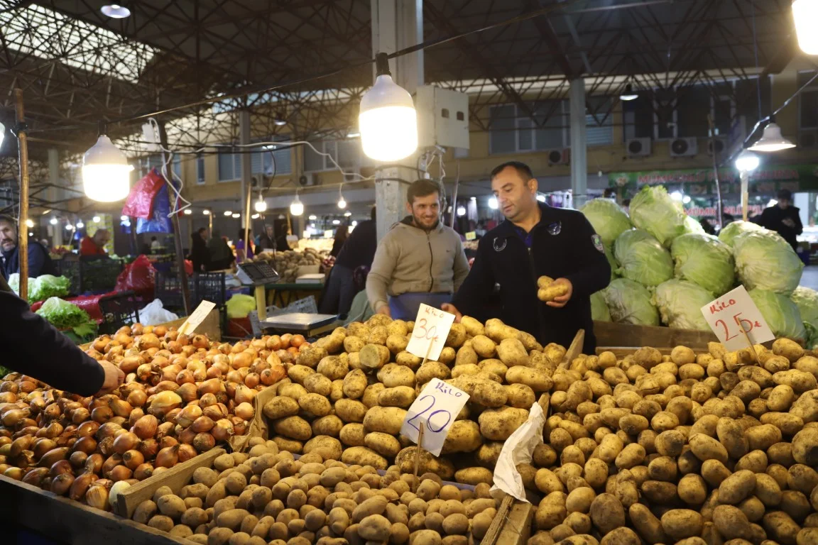 ZABITA EKİPLERİNDEN MARKET VE PAZAR YERLERİNE SIKI DENETİM