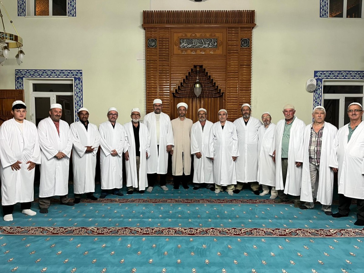 Yeni Meskenler Camii Cemaatinden Örnek Birliktelik: Tek Tip Cübbe Uygulaması Dikkat Çekti