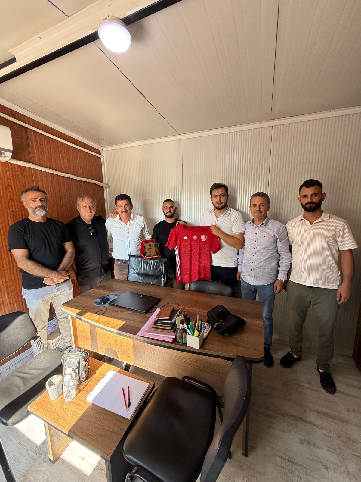 Sakarya Erzurumlular Derneği’nden Piknik Şölenine Ana Sponsor Olan Süleyman Balkan’a Plaket ve Forma