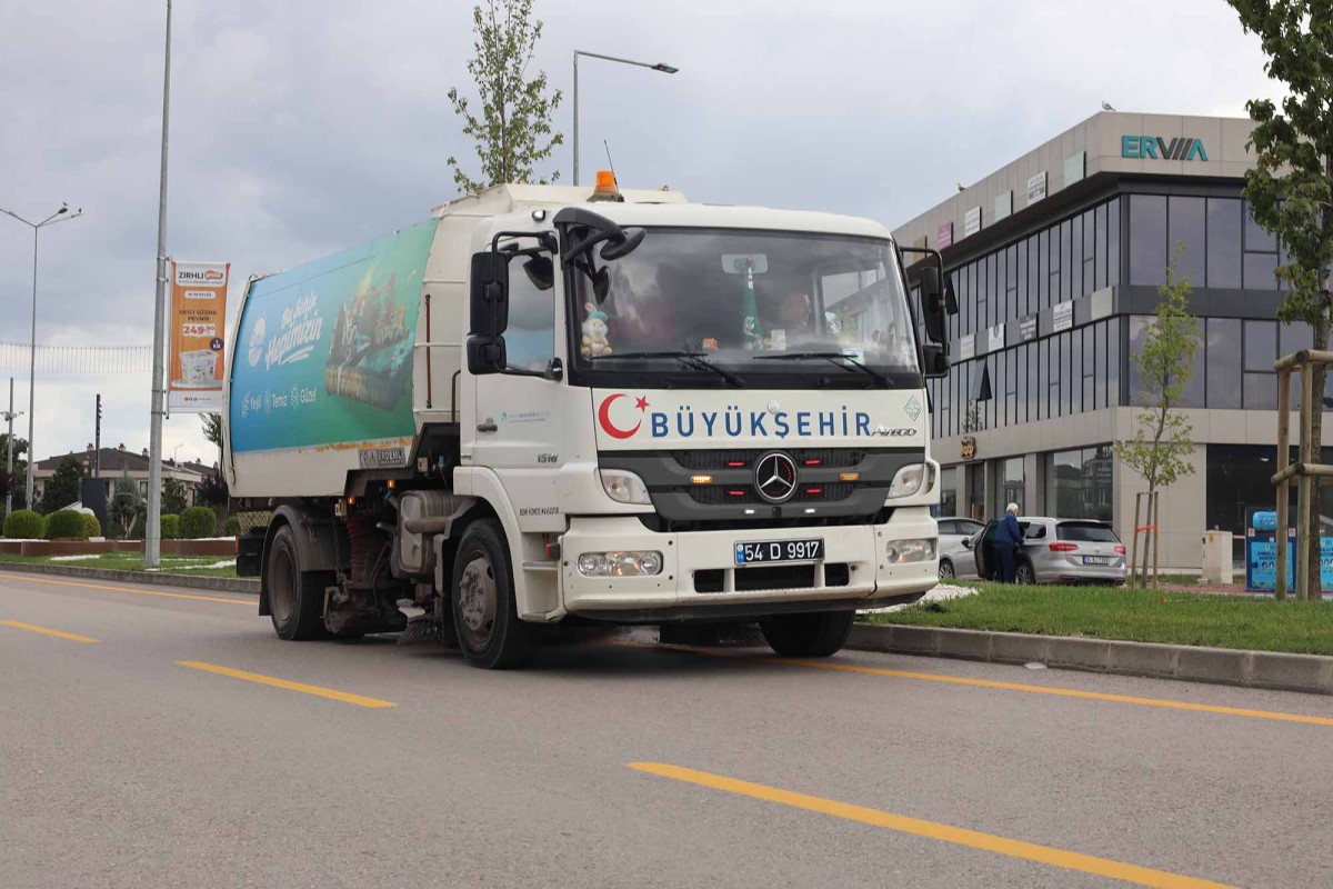 Büyükşehir ekipleri yağışın bıraktığı çamur ve tozları temizliyor
