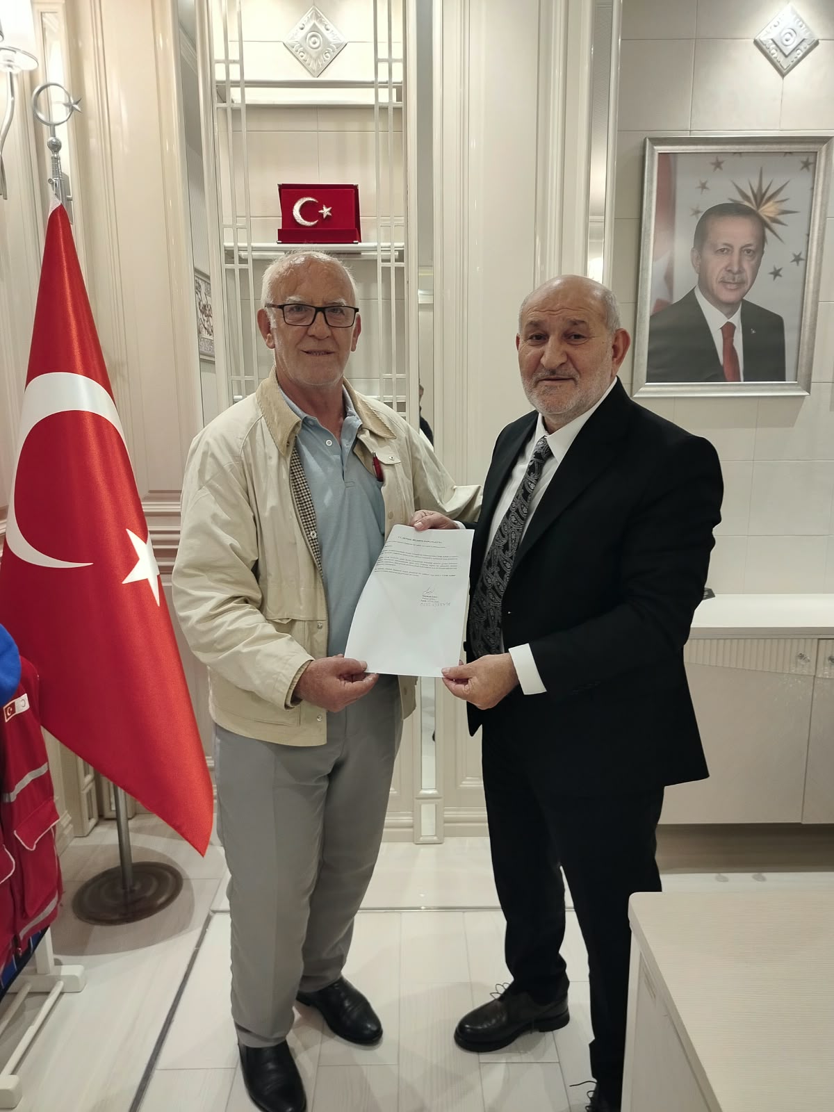 Ferhan Ağra’dan Hendek Belediyesi’ne Cevat Ayhan’ın Adının Yaşatılması İçin Dilekçe!