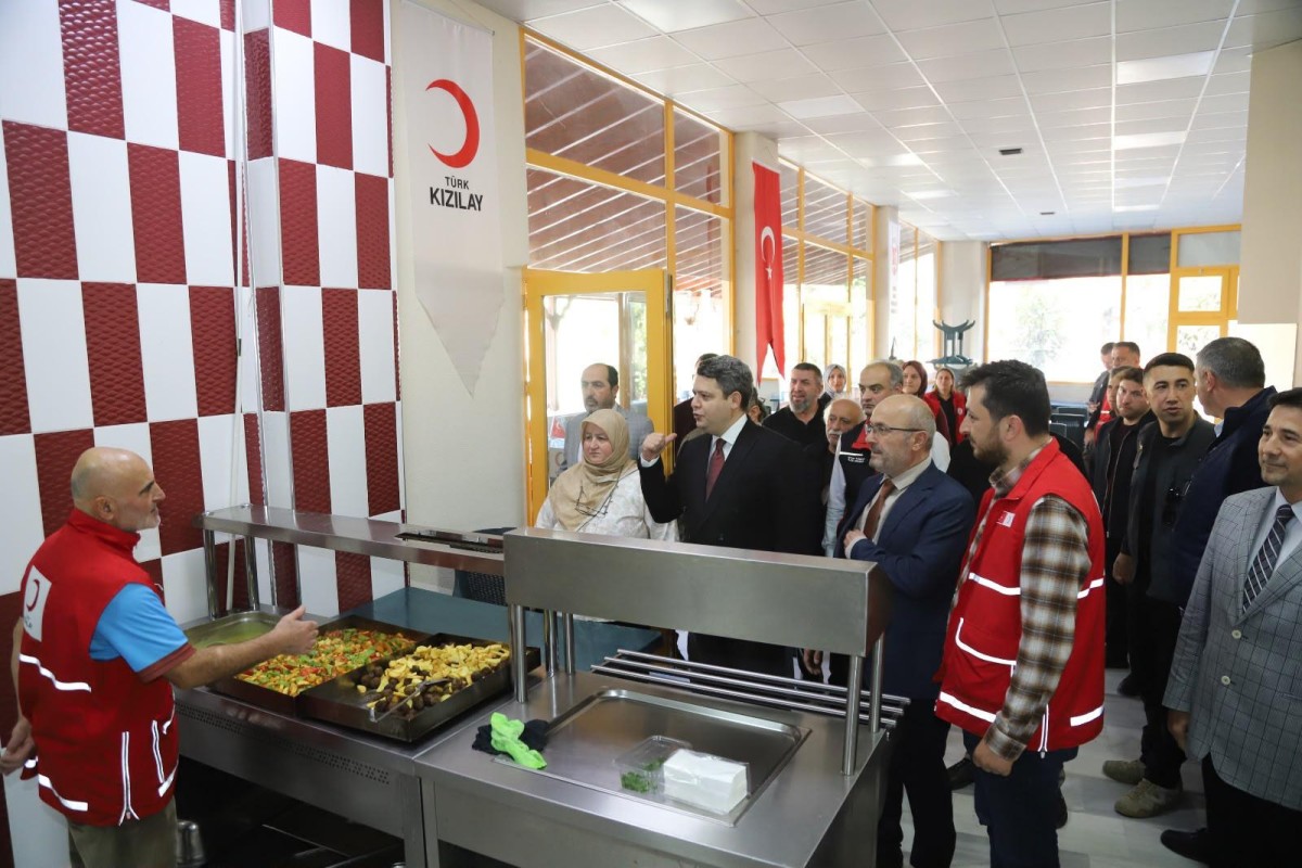 Kaymakamımız Hacı Hasan Gökpınar, Türk Kızılay Erkan Albayrakoğlu Aşevi’ni ziyaret etti